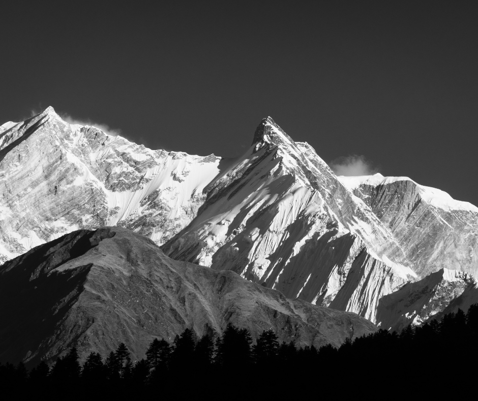 sommet montagnes noir et blanc